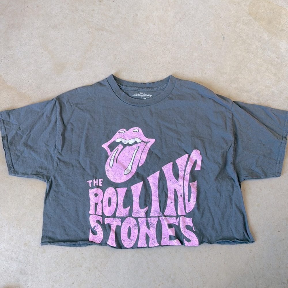 Graphic t-shirt crop top.
